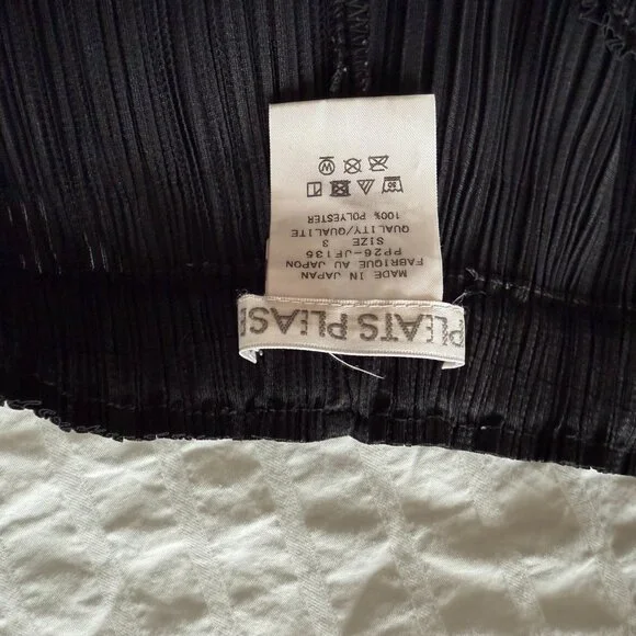 PLEATS PLEASE - ISSEY MIYAKE - Black - Pleated Straight Leg Cropped Pants - Picture 6 of 7